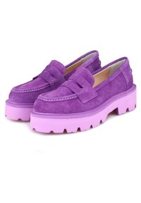 Mocassini in suede viola con una spessa suola in gomma viola caratterizzata da una gomma testurizzata. Design classico con dettagli cuciti e una fodera liscia.