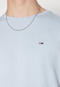 Tommy Jeans SLIM TEE - T-shirt - bas - breezy blue