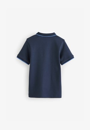 Polo shirt corto blu navy in cotone, con colletto classico e piping azzurro chiaro lungo il colletto e le maniche.