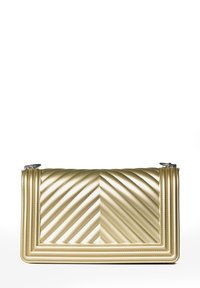 Sac à main en or matelassé avec des motifs en chevron, doté d'une texture en cuir lisse et d'accents en métal argenté, avec une forme rectangulaire structurée.