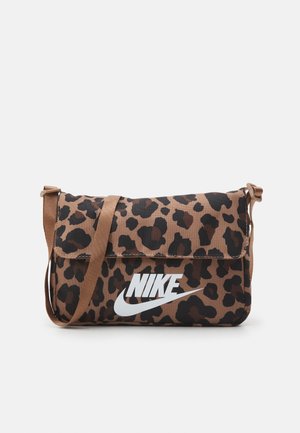 Bruin-zwarte schoudertas met luipaardprint, verstelbare band en wit Nike-logo op de voorflap, tegen een effen achtergrond.