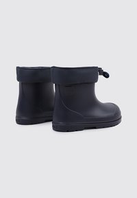 Stivali di gomma corti blu navy con cima ripiegata e cordino elastico, caratterizzati da suole texturizzate per aderenza e una superficie liscia.