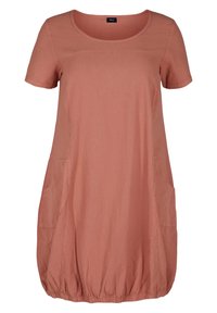 Kortärmad, lössittande klänning i pastellrosa nyans, med sidofickor och en rynkad nederkant för en avslappnad silhuett.