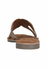 Bruine suède sandalen met een teenpostontwerp, voorzien van een gestructureerde band en een platte rubberen zool. Achter open voor gemakkelijk aan- en uittrekken.