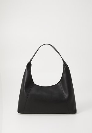 Juodas odinis rankinis krepšys su rankena, skirta sūkurinės formos, lygaus paviršiaus ir minimalistinio dizaino. Savybėmis apibūdinami kampuoti šonai ir platus atidarymas.