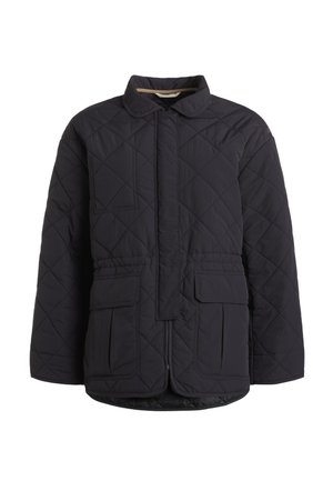 Gequiltede zwarte jas met een hoge kraag, twee grote voorzakken en een ritsluiting. De stof lijkt soepel en lichtgewicht.