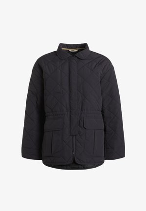 Quiltana crna jakna s visokim ovratnikom, dva velika prednja džepa i zatvaračem. Tkanina djeluje glatko i lagano.