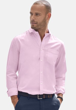 Helles rosa Hemd mit Knopfleiste, Kragen, langen Ärmeln und einer Brusttasche, aus glattem Stoff, kombiniert mit einem marineblauen Gürtel.