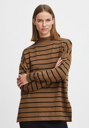 Maglione marrone a righe con collo alto, caratterizzato da ampie righe orizzontali nere, vestibilità rilassata e polsini a costine. Texture in maglia liscia.