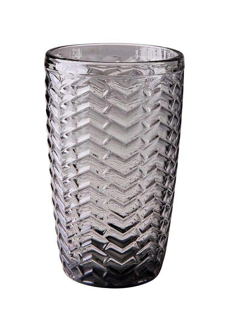 Klarer Glastumbler mit einem strukturierten Chevron-Muster, zylindrischer Form und einem glatten Rand, in einem grauen Farbton. Höhe ca. 10 cm.