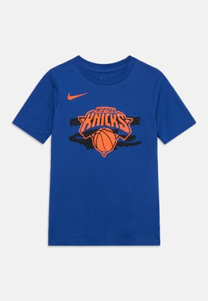 Nike Performance, NBA NEW YORK KNICKS TEE UNISEX - Klubové oblečení - rush blue