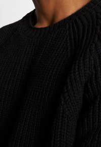 Weekday Sweter