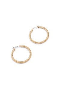 Orecchini a cerchio color oro con una texture intrecciata, dotati di un gancio a cerniera. Il design è circolare e misura circa 3 cm di diametro.
