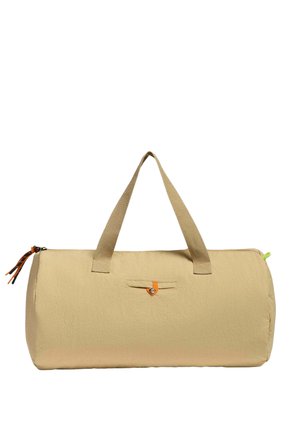 Sac de sport cylindrique beige avec deux poignées, une poche avant à bouton avec un onglet orange, et une fermeture éclair avec des tirettes orange à une extrémité.