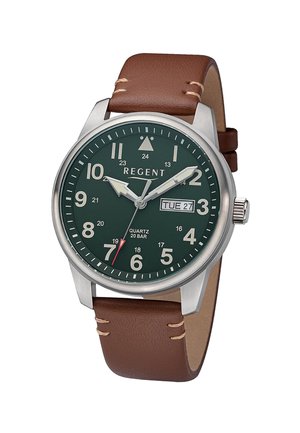 Montre analogique avec cadran vert, chiffres blancs, affichage jour-date, boîtier argenté, bracelet en cuir marron, et trois aiguilles indiquant 10:10:35.