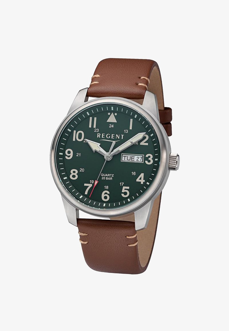 Montre analogique avec cadran vert, chiffres blancs, affichage jour-date, boîtier argenté, bracelet en cuir marron, et trois aiguilles indiquant 10:10:35.