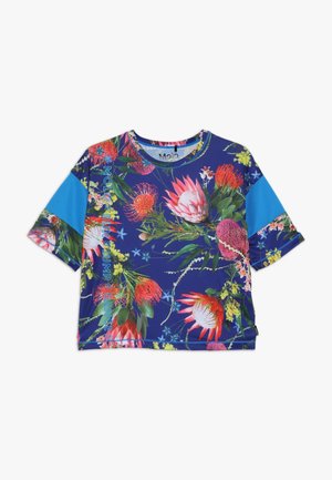 Camiseta de manga corta azul con estampado floral que presenta vibrantes impresiones botánicas en rosa y verde, cuello redondo y un corte relajado. Fabricada en una tela suave y elástica.