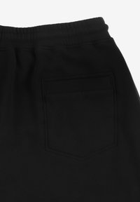 Czarne dresy z gładką fakturą, elastycznym pasem i jedną prostokątną kieszenią z tyłu.