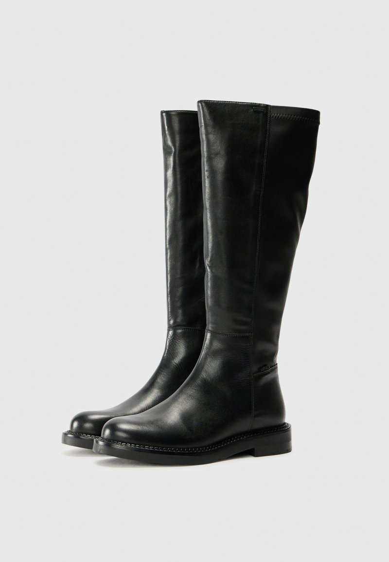 Czarne skórzane kozaki do kolan o gładkiej fakturze, zaokrąglonych noskach i płaskich podeszwach. charakteryzują się minimalnym przeszyciem i brakiem widocznych akcentów metalowych.