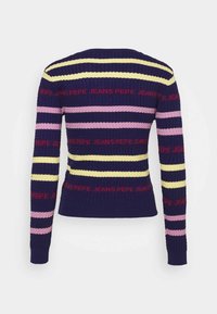 Sweter dziergany z długimi rękawami, w niebieskie, żółte, różowe i czerwone poziome paski. Napis "JEANS PEPE" w kolorze czerwonym na wysokości klatki piersiowej.