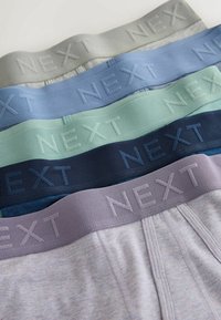 Sous-vêtements masculins empilés avec des ceintures élastiques de marque en gris, bleu, vert menthe, bleu marine et lavande.