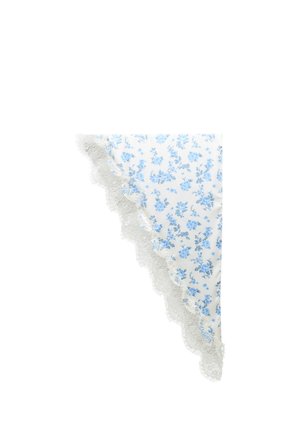 Biały trójkątny materiał z niebieskim kwiatowym wzorem i białą koronkową lamówką na jednym brzegu.