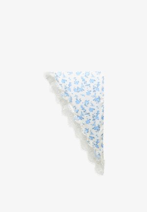 Biały trójkątny materiał z niebieskim kwiatowym wzorem i białą koronkową lamówką na jednym brzegu.