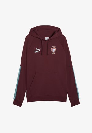 Sudadera con capucha color granate con bolsillo frontal, rayas estampadas en tonos verde azulado en las mangas, escudo de fútbol de Portugal y logo de Puma con el texto "KING".