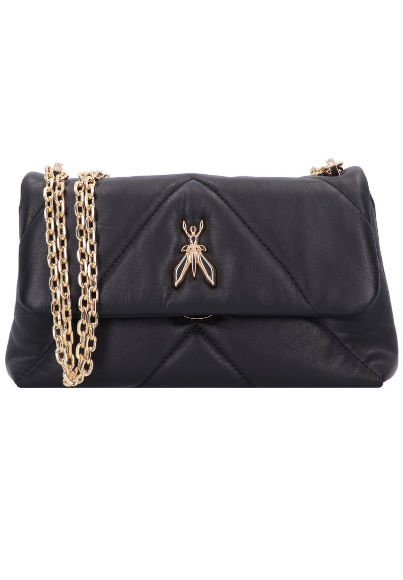 Borsa a tracolla in pelle nera trapuntata con catena dorata e un accessorio metallico a forma di insetto al centro. Presenta un pattina pieghevole e chiusura a fermaglio.