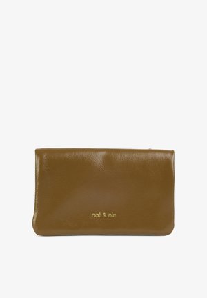 Cartera de cuero verde oliva con textura suave, con el nombre de la marca "nat & nin" grabado en oro en el frente.