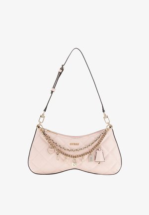 Kleine blushroze gewatteerde handtas met gouden ketting en bedels, zwarte verstelbare schouderband en GUESS-logo middenvoor.