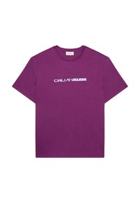 T-shirt en coton violet avec un col rond, des manches courtes, et un logo blanc "Calvin Klein" sur le devant. Texture lisse.