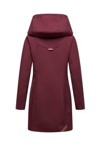 Manteau bordeaux avec un col haut et matelassé, d'une coupe ajustée. Texture douce avec des coutures latérales et un accent logo au niveau du col et de l'ourlet.