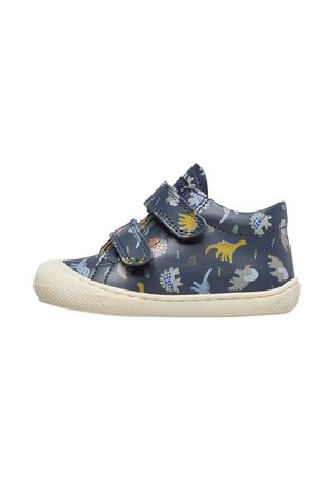 Blaue synthetische Kleinkinderschuhe mit Dinosauriermustern und zwei verstellbaren Klettverschlüssen; Gummisohle und strukturierte Zehenkappe.