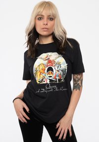 Paradiso Clothing QUEEN A DAY AT THE RACES - Print T-shirt - black