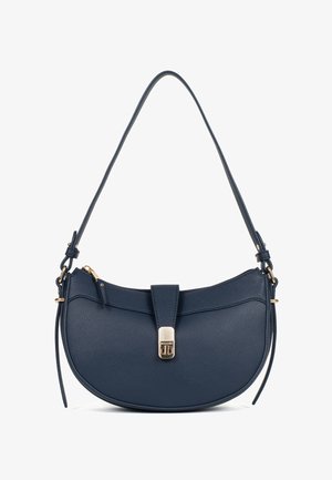 Sac à bandoulière en cuir bleu marine de forme croissante, avec fermoir doré, sangle réglable et poche supérieure zippée, sur fond blanc.