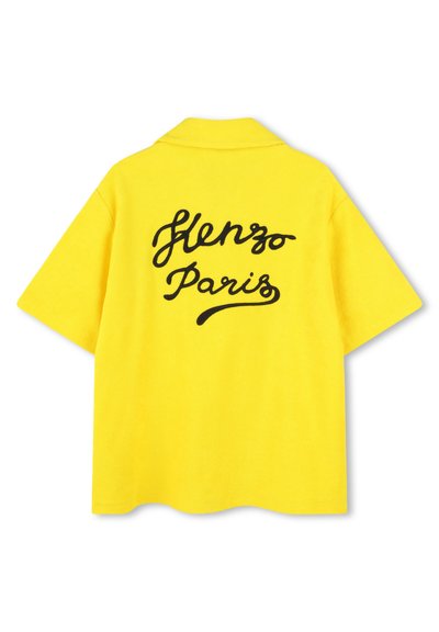 Geel poloshirt met korte mouwen en een kraag, met zwarte cursieve tekst "Glenzo Paris" op de rug. Zachte stof, relaxte pasvorm.