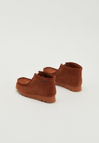 Clarks Originals WALLABEE BOOT GORE-TEX - Volnočasové šněrovací boty - mocha bisque