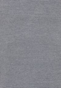 Schwarz-weiß gestreifter Stoff mit feiner Textur, der abwechselnd dünne Streifen in einem gleichmäßigen horizontalen Muster zeigt.