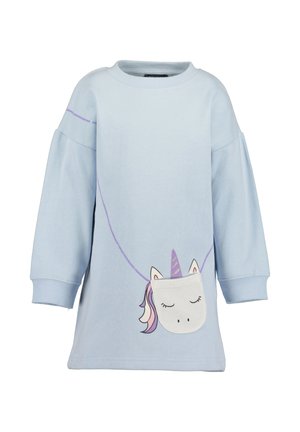 Hellblaues langärmeliges Kleid mit einer vorne aufgenähten Einhorn-Gesichtstasche und einem lila Umriss eines Trägers über Schultern und Brust.