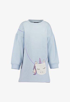 Hellblaues langärmeliges Kleid mit einer vorne aufgenähten Einhorn-Gesichtstasche und einem lila Umriss eines Trägers über Schultern und Brust.