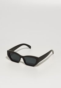 Ochelari de soare negri, dreptunghiulari, cu rame groase, lentile întunecate și un finisaj mat. Prezintă un design geometric și nu au marcaje de brand vizibile.