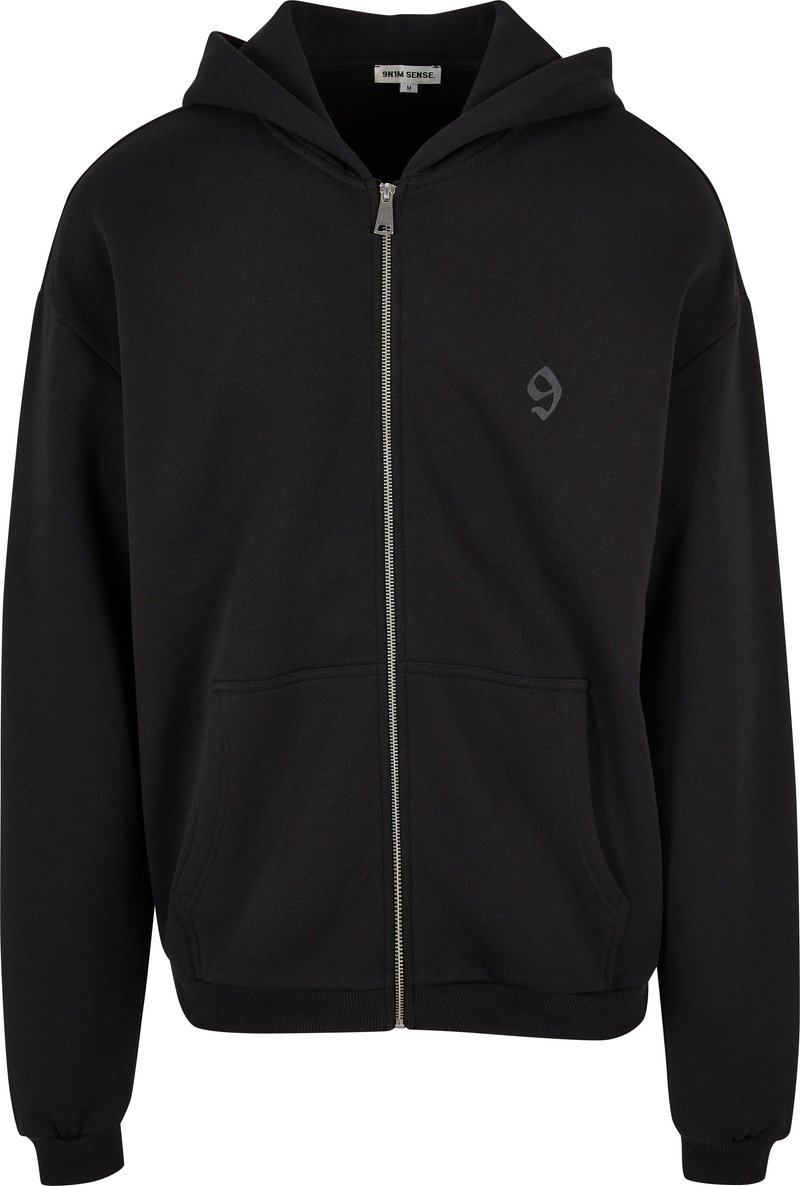 Felpa nera con zip realizzata in misto cotone. Presenta una chiusura anteriore con zip, due tasche frontali e un cappuccio con coulisse. Piccolo logo davanti.