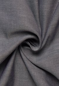 Textil mit einer dunkelgrauen Basis, das ein feines, weißes Punktmuster aufweist, angeordnet in einer glatten, wirbelnden Konfiguration.