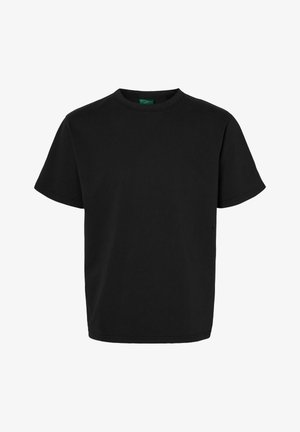 Czarny bawełniany T-shirt z okrągłym dekoltem, krótkimi rękawami i luźnym krojem. Posiada zieloną metkę przy linii szyi. Nie ma widocznych wzorów ani ozdób.