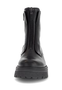 Sort læder ankelstøvle med tykket struktureret s�ål og central frontlynlås, set fra fronten på en hvid baggrund.