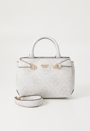 Petit sac à main blanc Guess avec motif logo discret, ferrures dorées, poignées supérieures et bandoulière amovible sur fond uni.