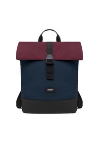 Mochila azul marino oscuro con solapa burdeos y fondo negro, que cuenta con cierre de hebilla y correas ajustables. Material resistente con un diseño estructurado.