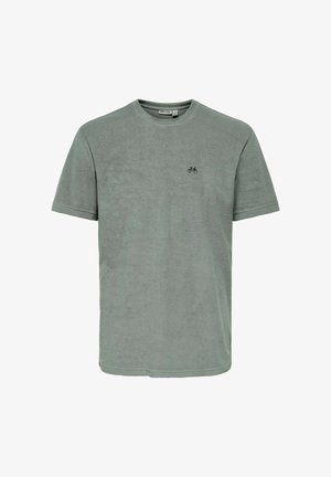 Jasnozielona koszulka z krótkim rękawem i okrągłym dekoltem z małym czarnym logo roweru po lewej stronie na piersi, prosty design, bawełniana tkanina.