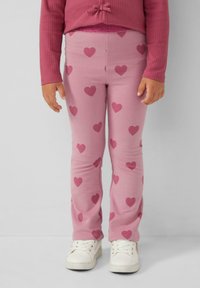 Rosa Leggings aus weichem Stoff mit einem Herzmuster in dunklerem Rosa. Das Design ist enganliegend mit geradem Bein und elastischem Bund.